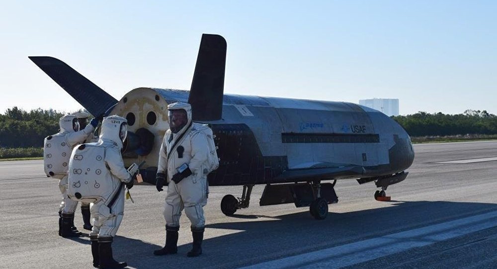 美国空军X-37B军事太空飞​​机盘旋地球的神秘任务命中700天