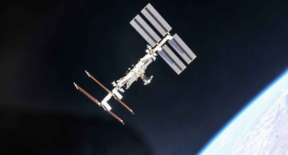 宇航员在国际空间站外的外太空行走